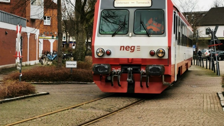 Triebwagen neg auf dem Bahnhofvorplatz Tornesch