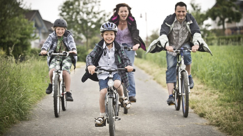 Familie auf dem Fahrrad unterwegs