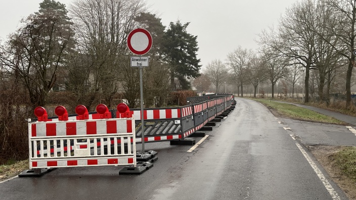 Sperrung Richtung Prisdorf zum Bahnübergang