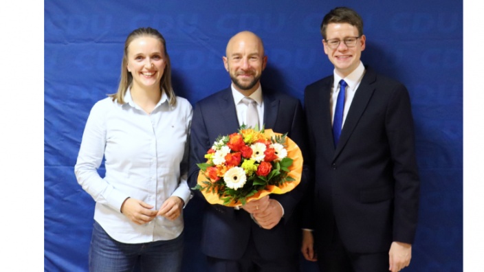 Birte Glißmann (MdL) und Daniel Kölbl gratulieren Christopher Radon zur einstimmigen Wahl als Kandidat zur Bürgermeisterwahl